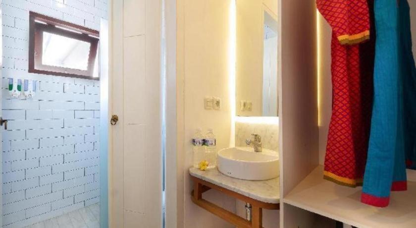 อัล-อิชา ธรรมศาลา Hotel กูตา ภายนอก รูปภาพ